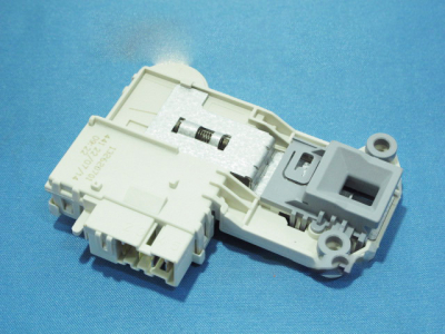 УСТРОЙСТВО БЛОКИРОВКИ ЛЮКА